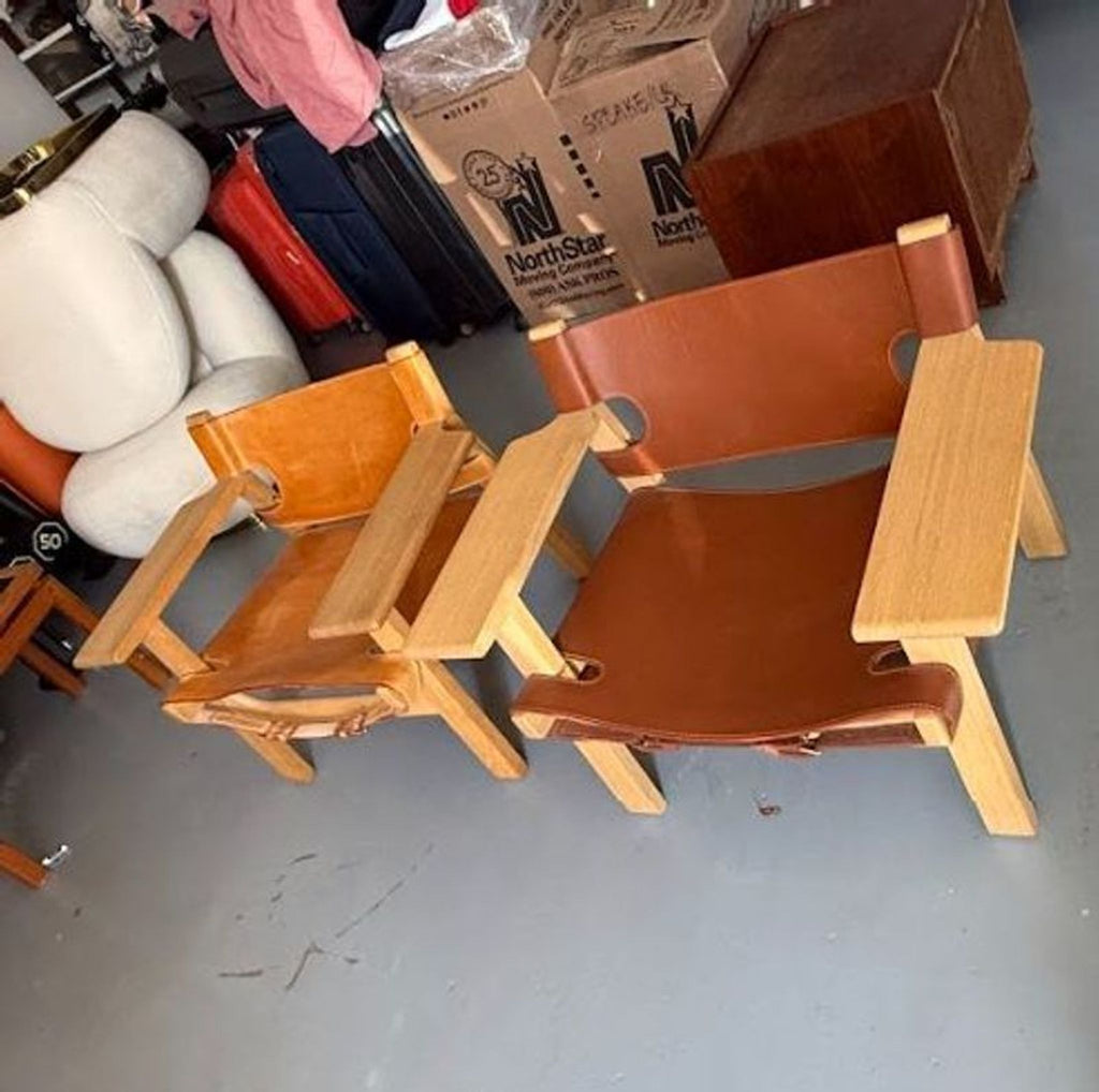 Classic Fredericia lounge chair in cognac leather and oak, designed for support and relaxation in any space.