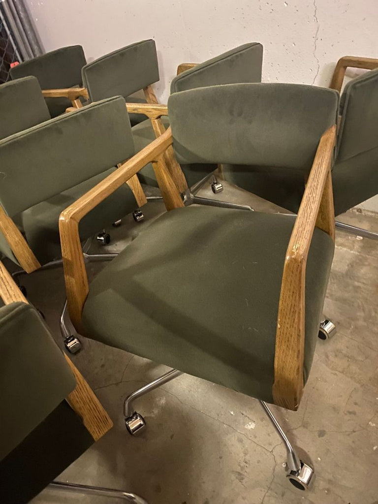 Certainly! However, it appears that the images or the full description for the item are missing in your message. Could you please provide either the images or the description of the chair? This way, I can create accurate and relevant alt texts for you.