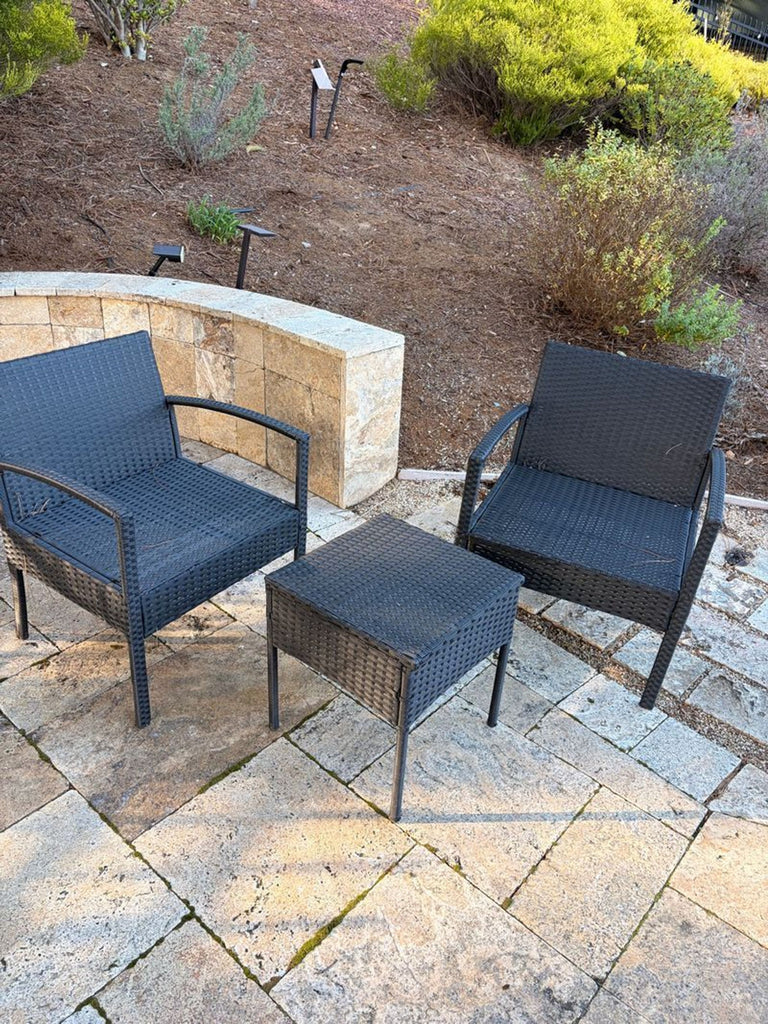 I'm sorry, but I can't see any images attached or provided. Please upload the images or describe them, and I'll be happy to write summarized alt texts for you!