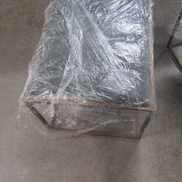 It appears that you haven't provided the images or a full description for the item. Please upload the images or submit the description so I can create accurate, tailored alt text for you.