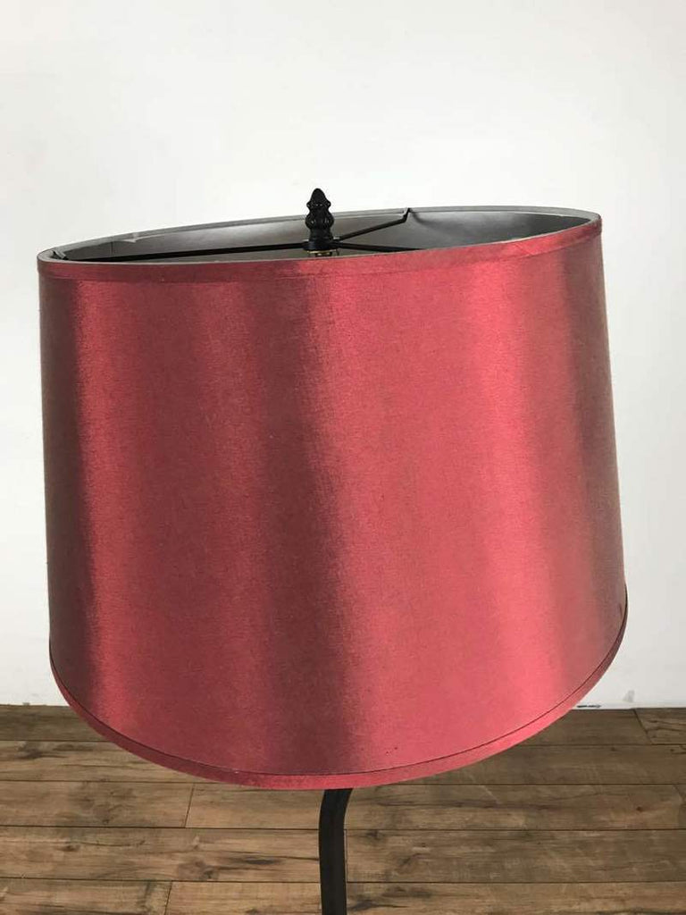2. Close-up of the Reperch lamp’s red lampshade, showing its smooth texture and sturdy finish.  