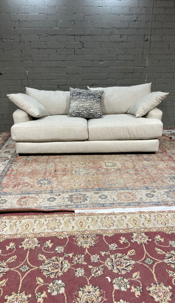 a [ unused0 ] sofa in cream