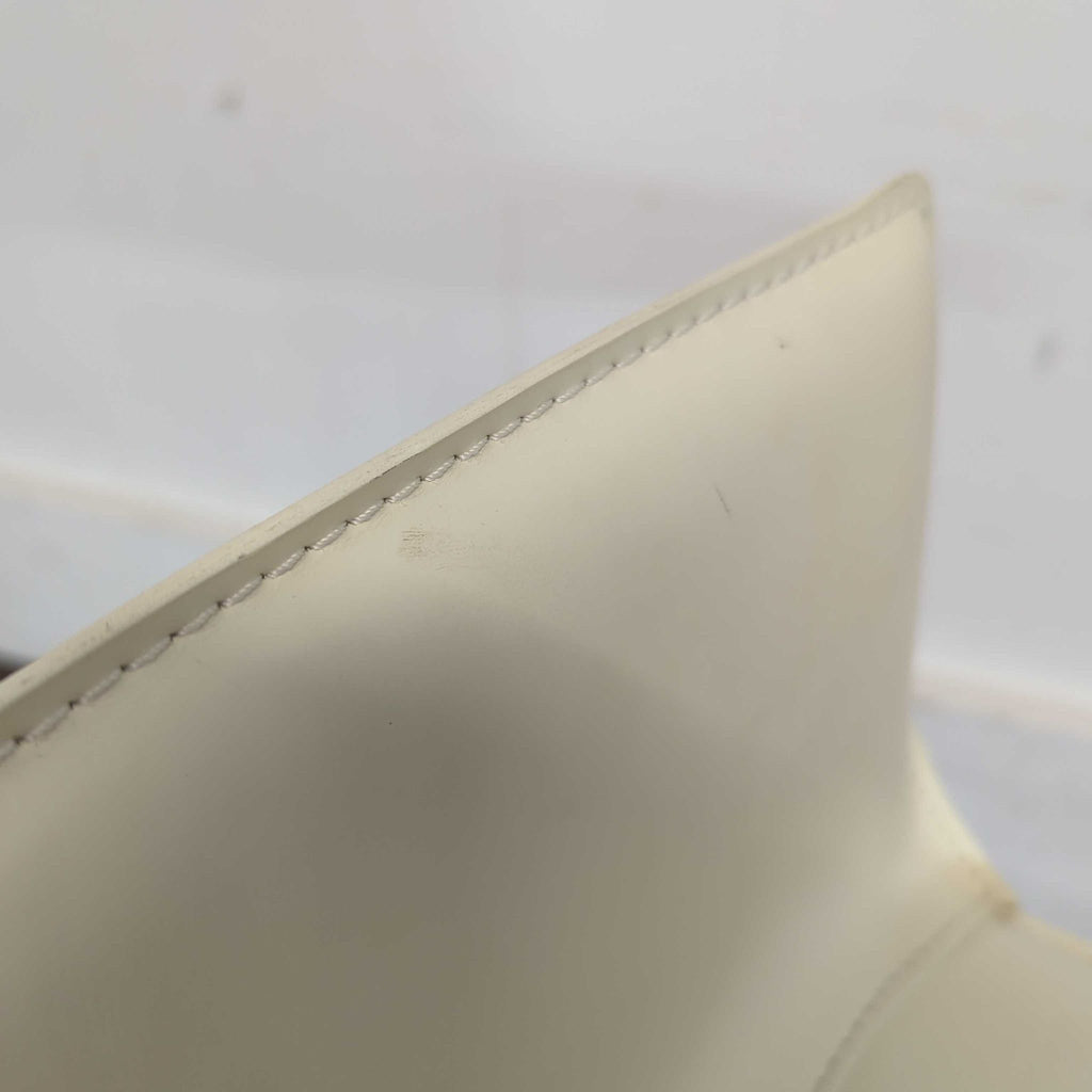 Hand sewn stain-resistant leather. Features a gas piston lift and36 degree swivel. Height adjustable for counters and bars.