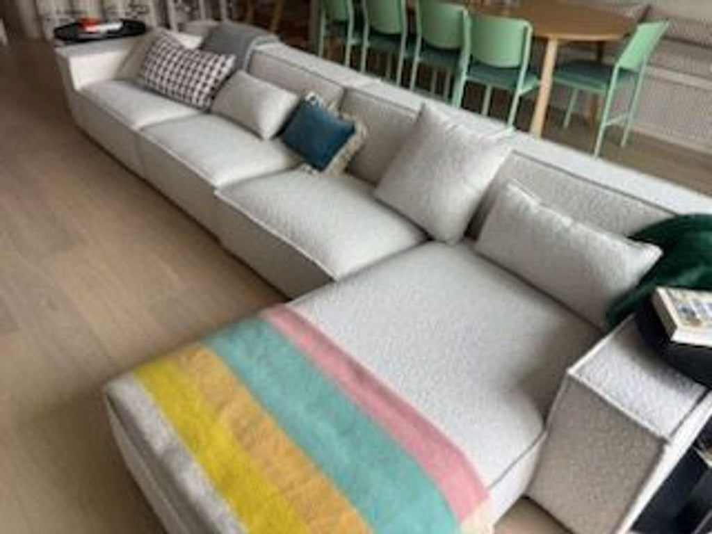 1070997