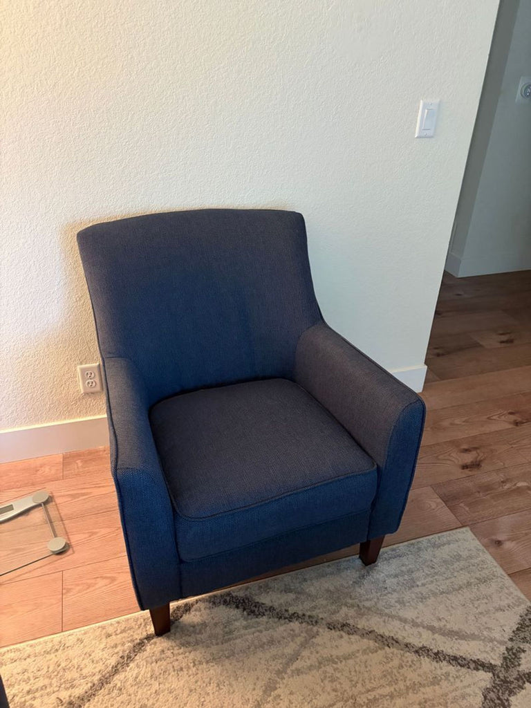 I'm sorry, but I do not see any images attached to your message. Please upload the images you would like described, and I'll be happy to create the alt texts for you!