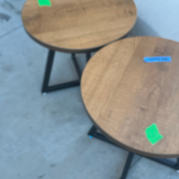 Certainly! However, it appears the actual image or full description is missing from your message. Could you please provide the image, a link to it, or the detailed description of the End Table? This will help me create accurate and relevant alt texts for you.