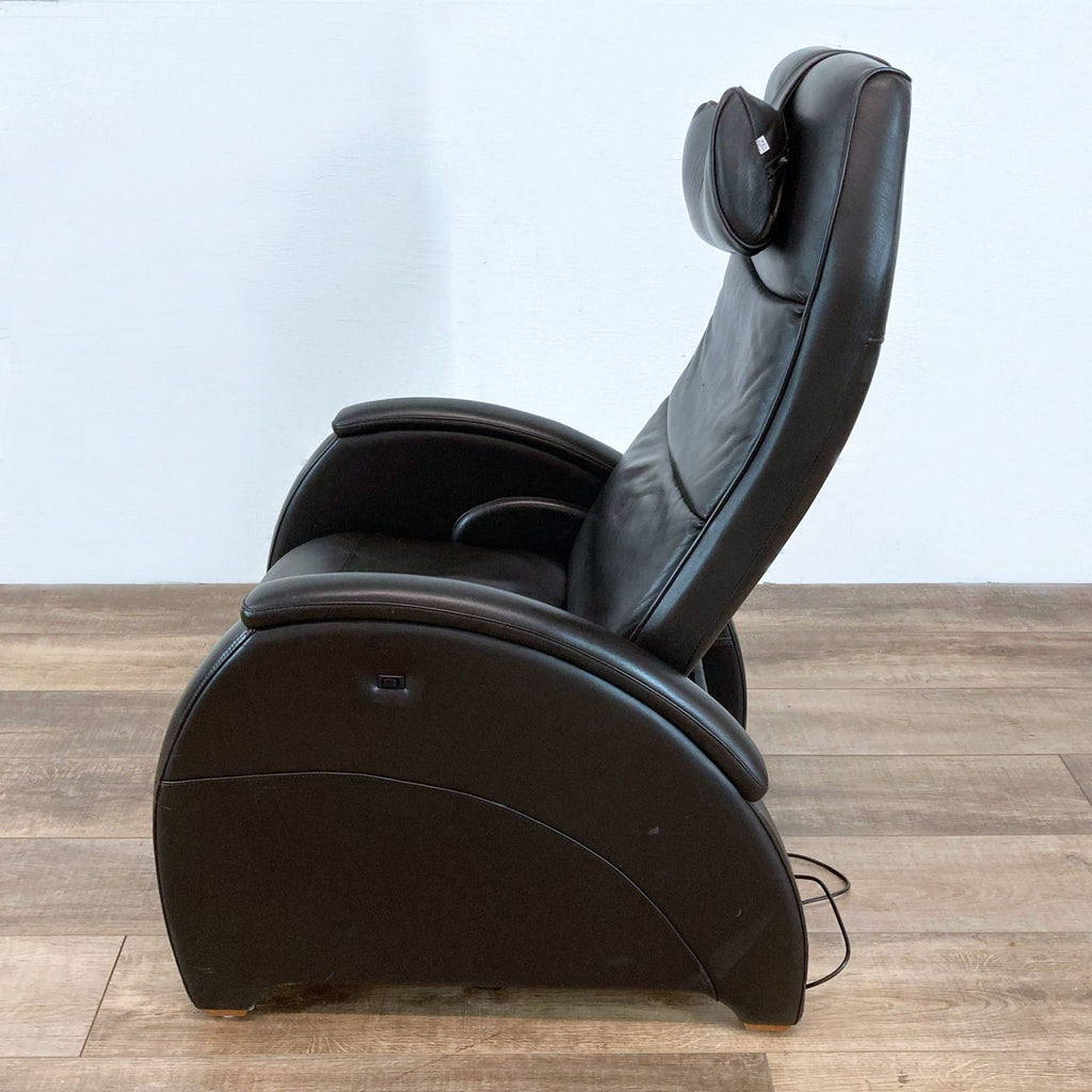 Side view of the Savoie 3.0 recliner showing its ergonomic design and premium leather.