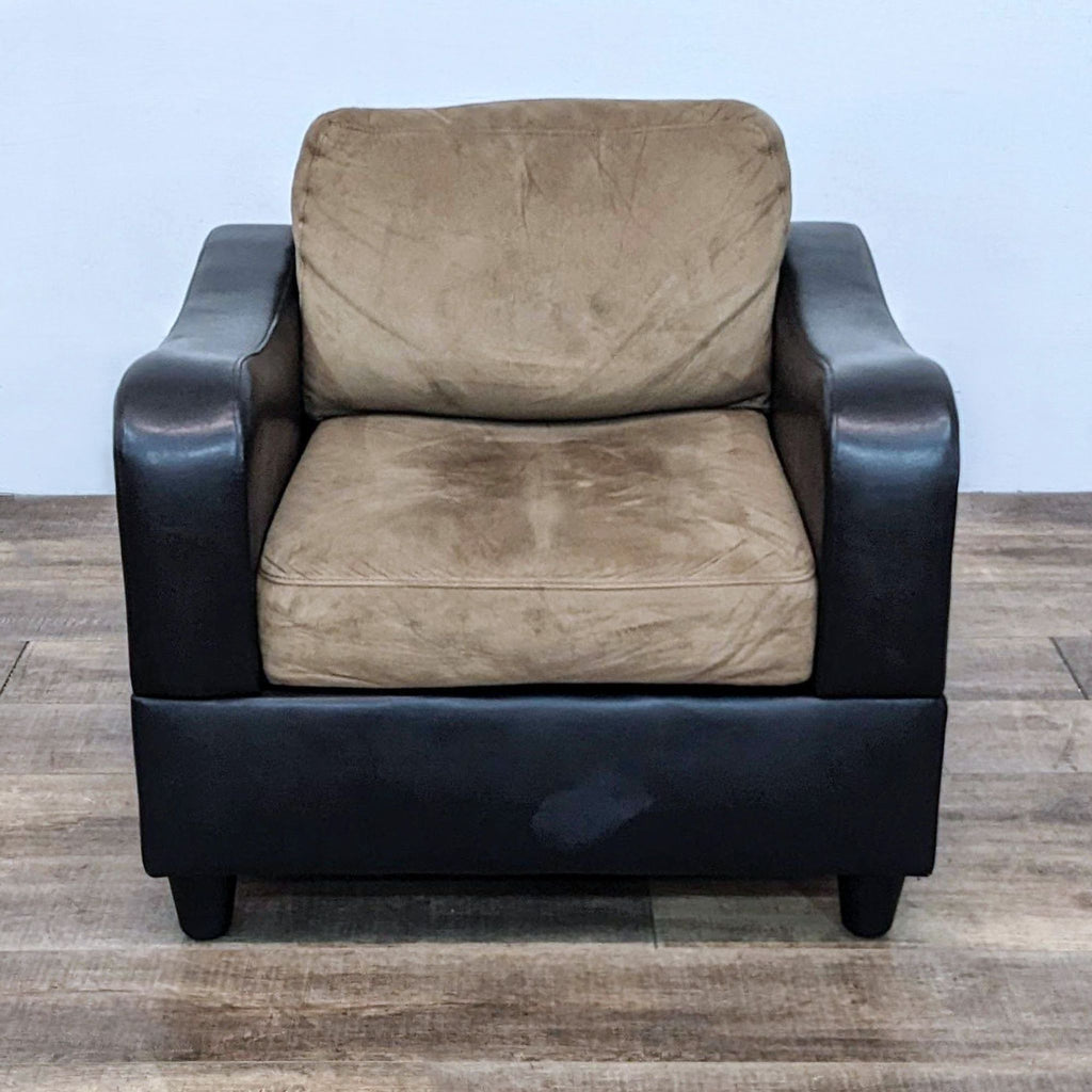 Contemporary lounge chair with faux leather and microfiber cushions, brand Reperch.