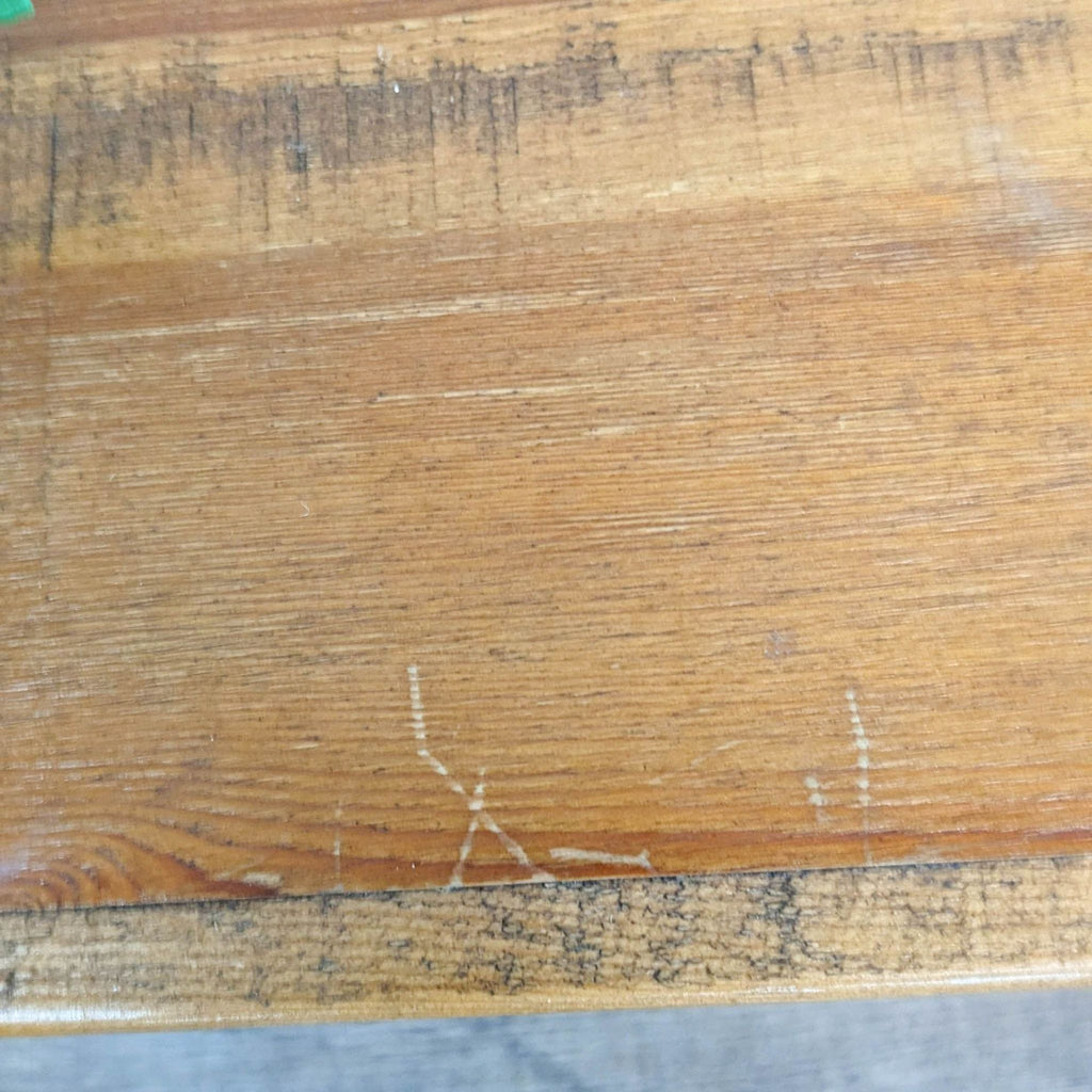 Close-up of the Reperch table's pine wood surface with visible grain.