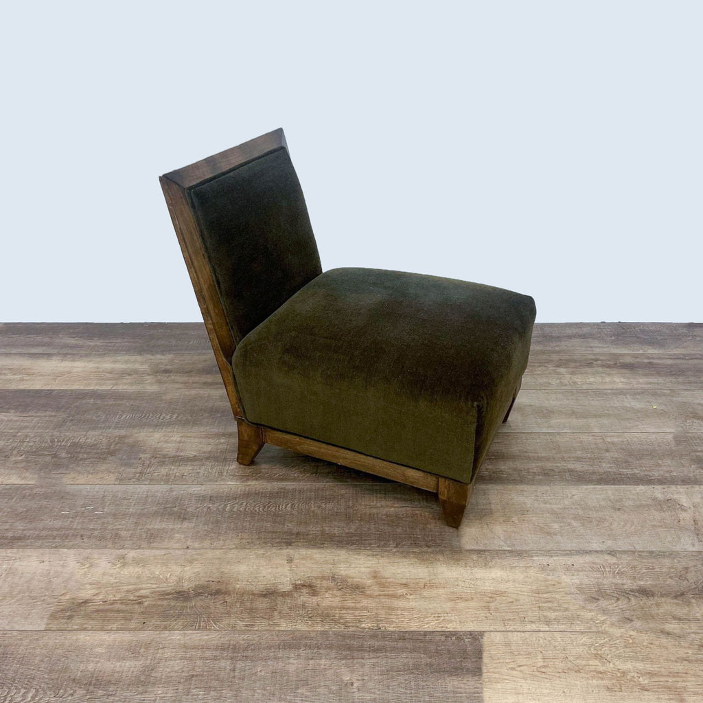 Lounge chair in green velvet with wooden frame, Reperch brand, side view.