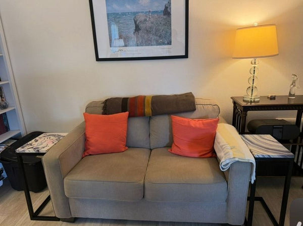 Sure! However, it seems that the images you mentioned weren't uploaded, and the full description for the item is missing. Please provide the images or a description, and I can write the requested alt texts for you.