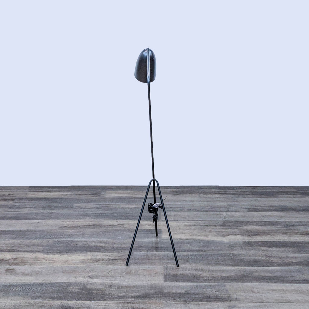 Side view of Reperch floor lamp emphasizing its slender frame and modern look.