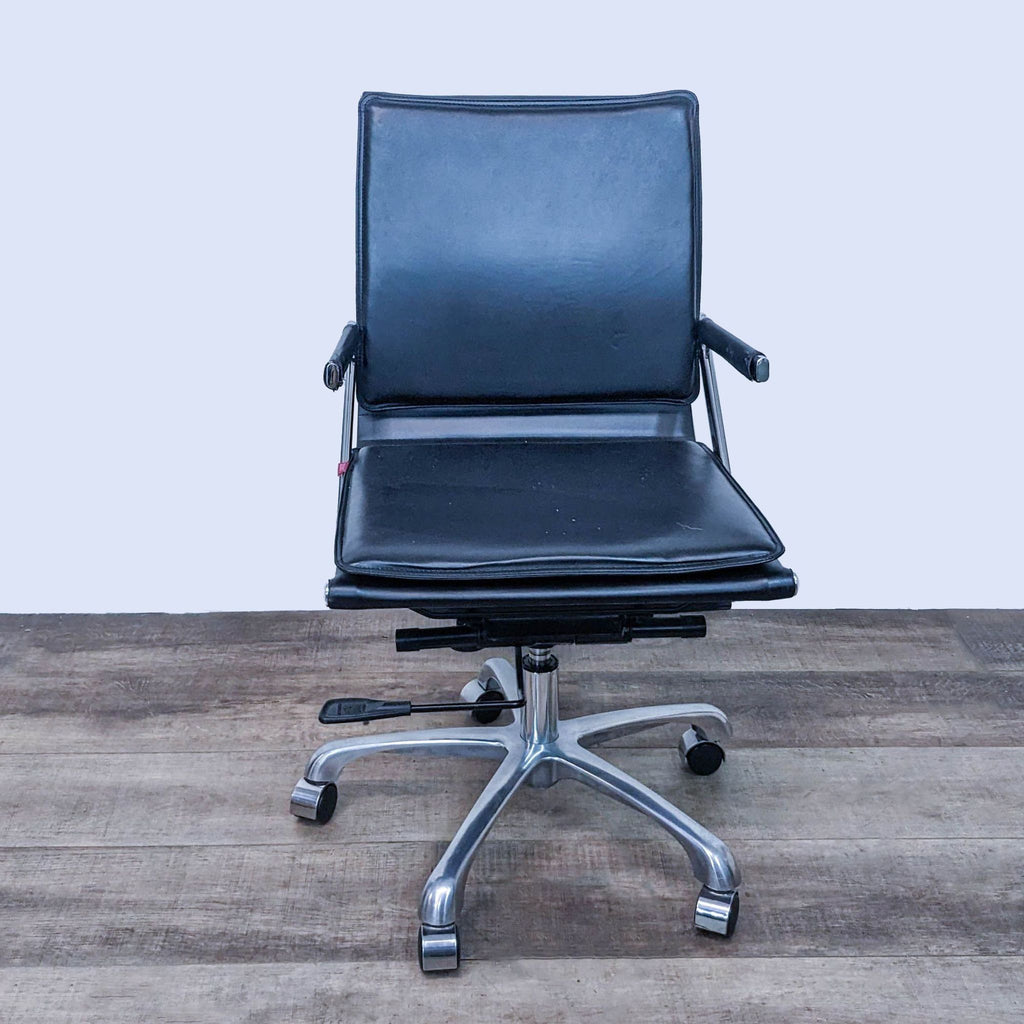 Front view of the black Lider office chair with chromed steel frame.