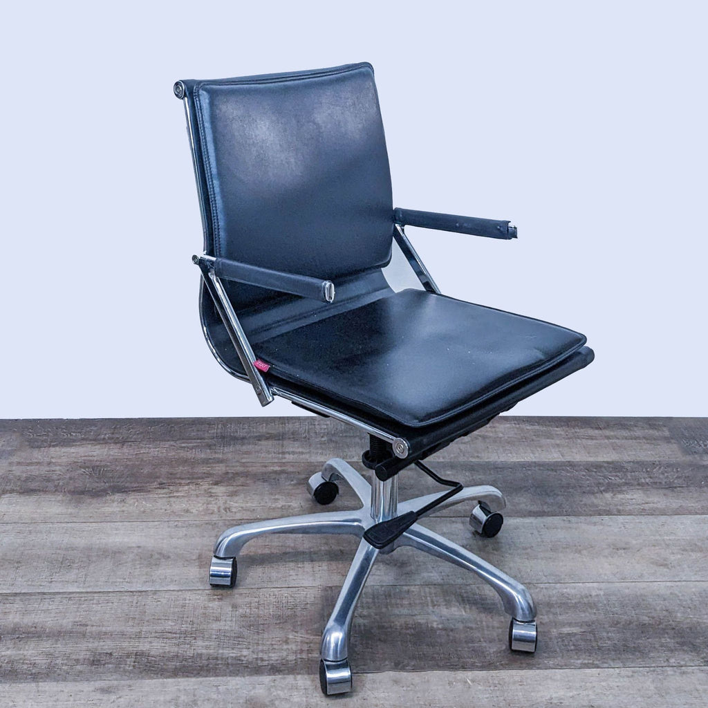 Angled view of the Lider chair showing the rolling base and locking tilt adjustment.