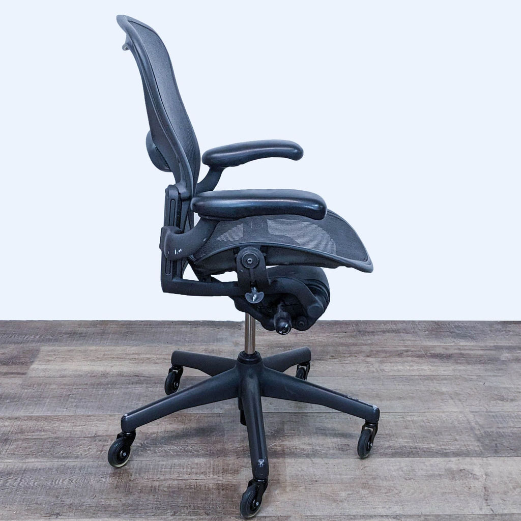 Side profile of the Aeron chair highlighting its ergonomic design.
