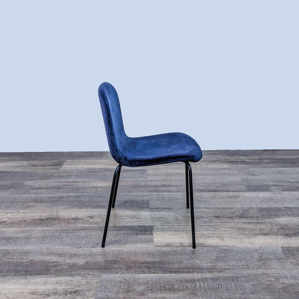 Side view of the Primativo dining chair showing its sleek silhouette and ergonomic design.