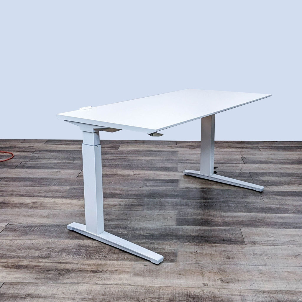 Side view of a modern height-adjustable desk by Reperch.