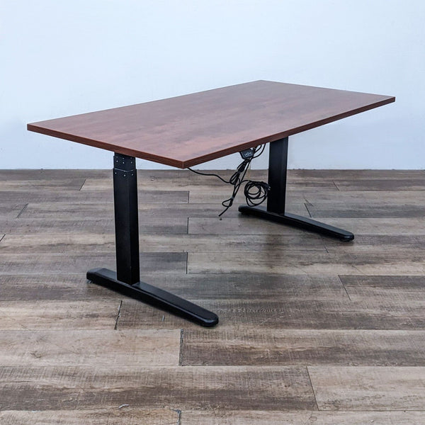 Modern desk with wood finish, black steel frame, and motorized height adjustment from Reperch.