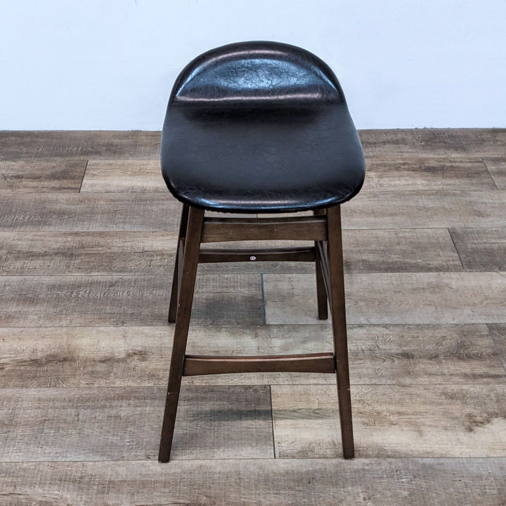Front view of brown leather-look stool, solid wooden frame, Reperch brand.