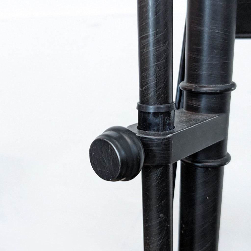 Detail of the adjustable knob on the Reperch lamp.