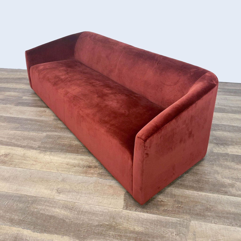 Three-seater paprika velvet sofa featuring a glam style with sleek lines.