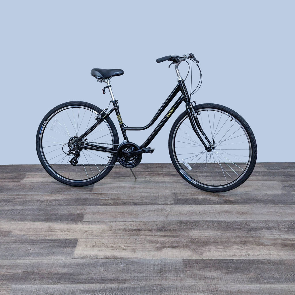 IZIP Comfort Cruiser bike with a sturdy black frame, ideal for commuters and leisure riders.
