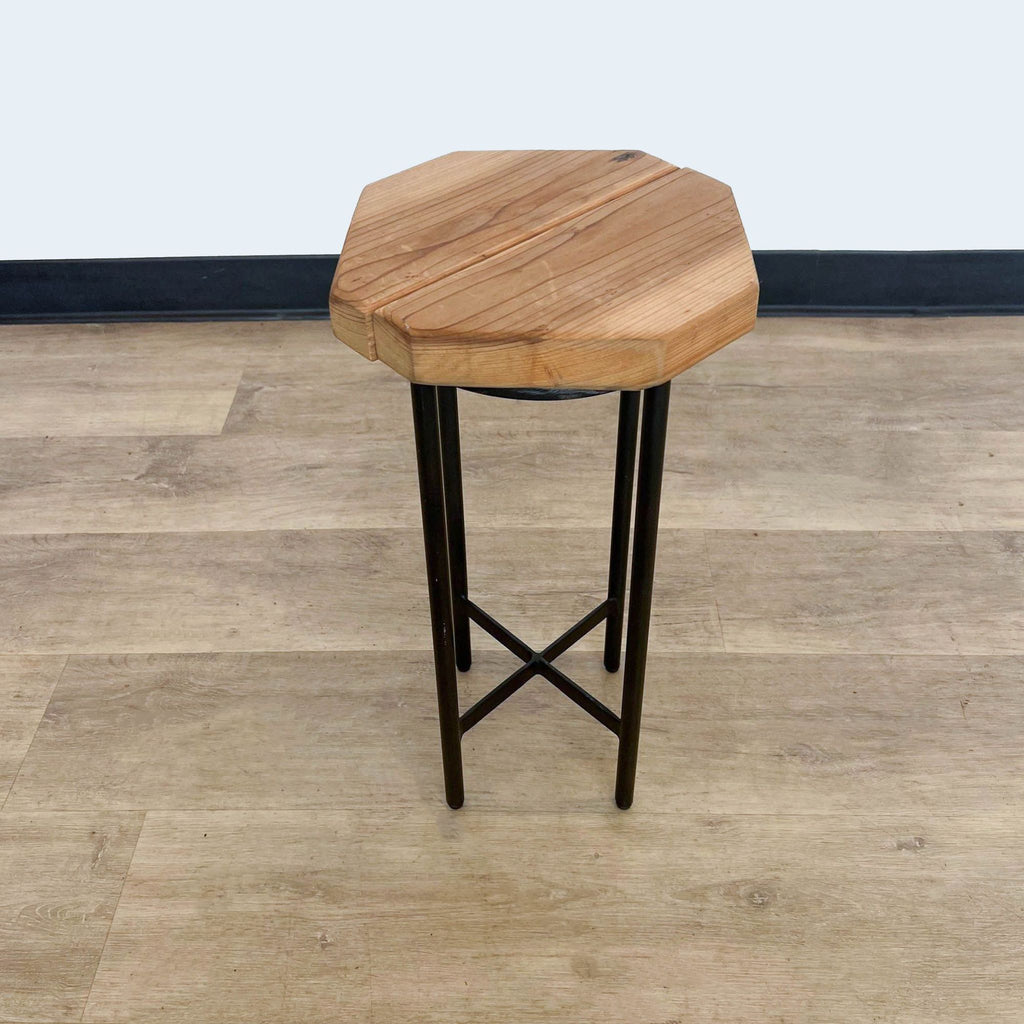 Small Reperch table with a wooden top and minimalist metal support.