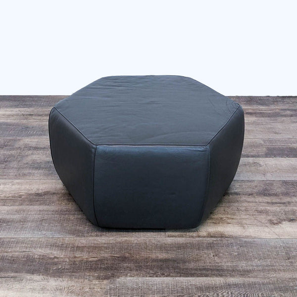 the ottoman is a square ottoman with a square foot.