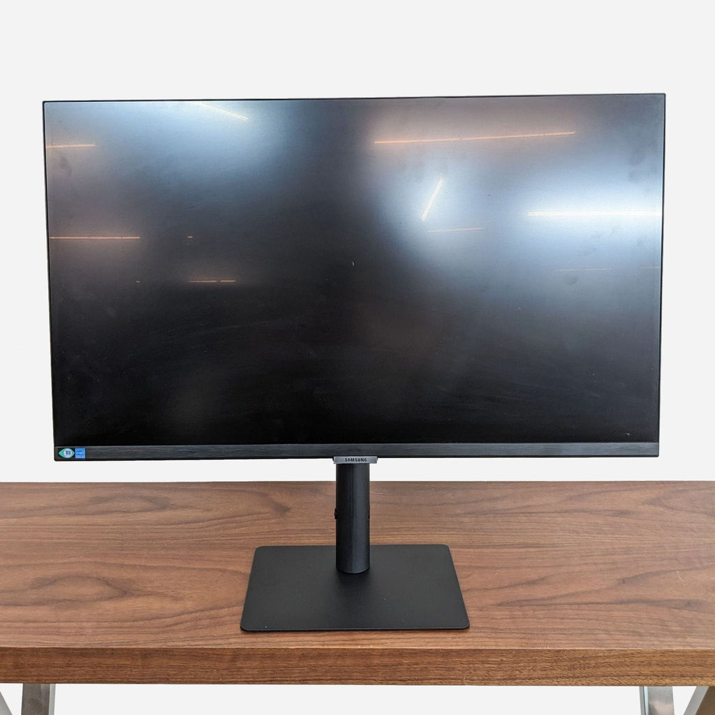 the monitor is a simple, yet effective computer that can be used as a desk.