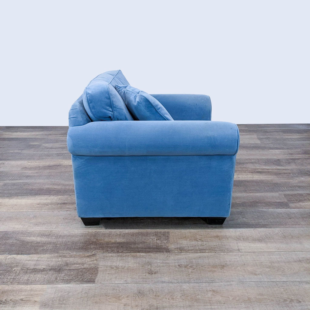 the [ unused0 ] blue velvet chair