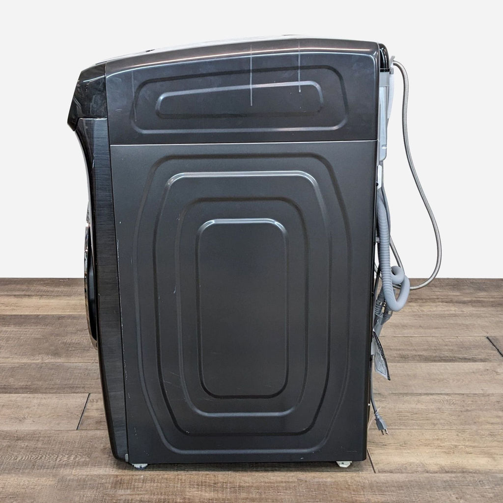 the carry - on suitcase is a lightweight, lightweight, lightweight, and lightweight.