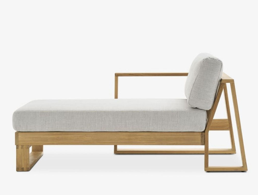 the chaise lounge is a modern day bed with a modern design.