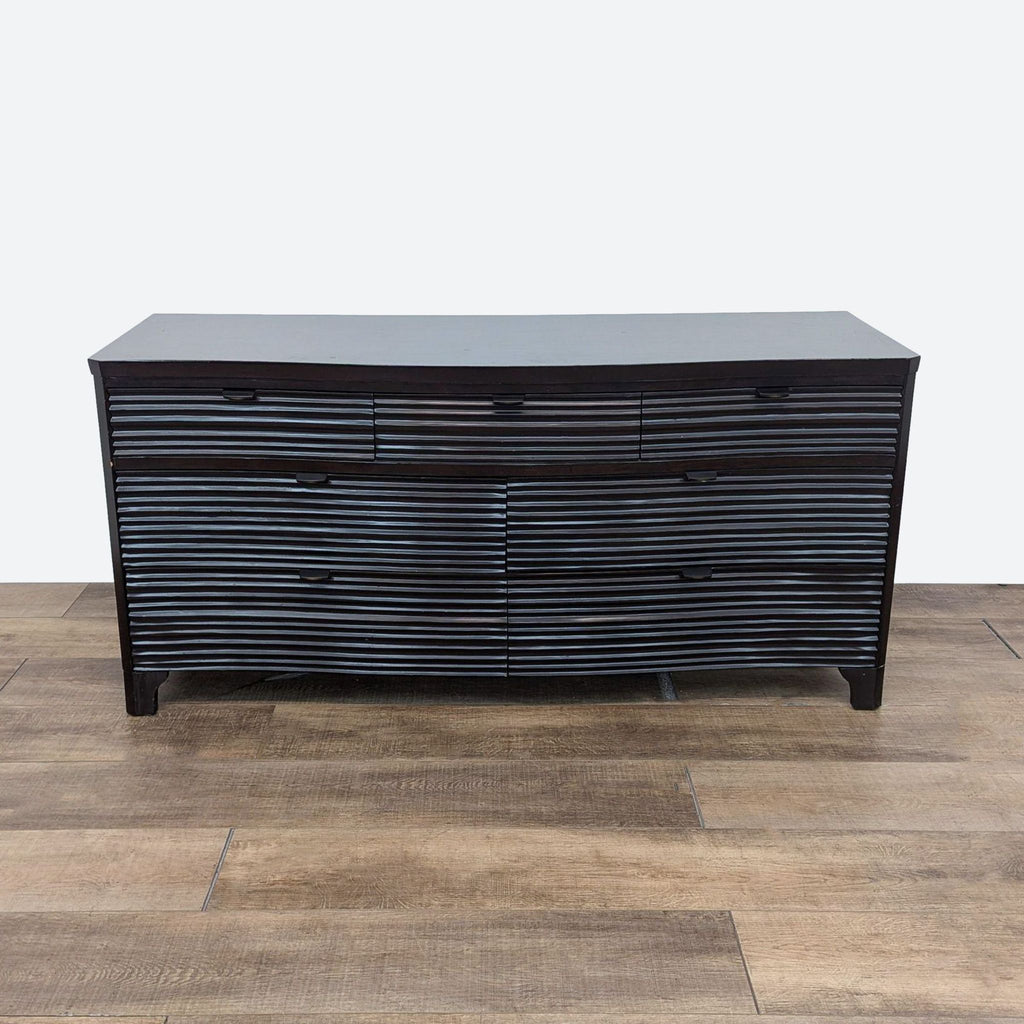 the black lacquer chest of drawers