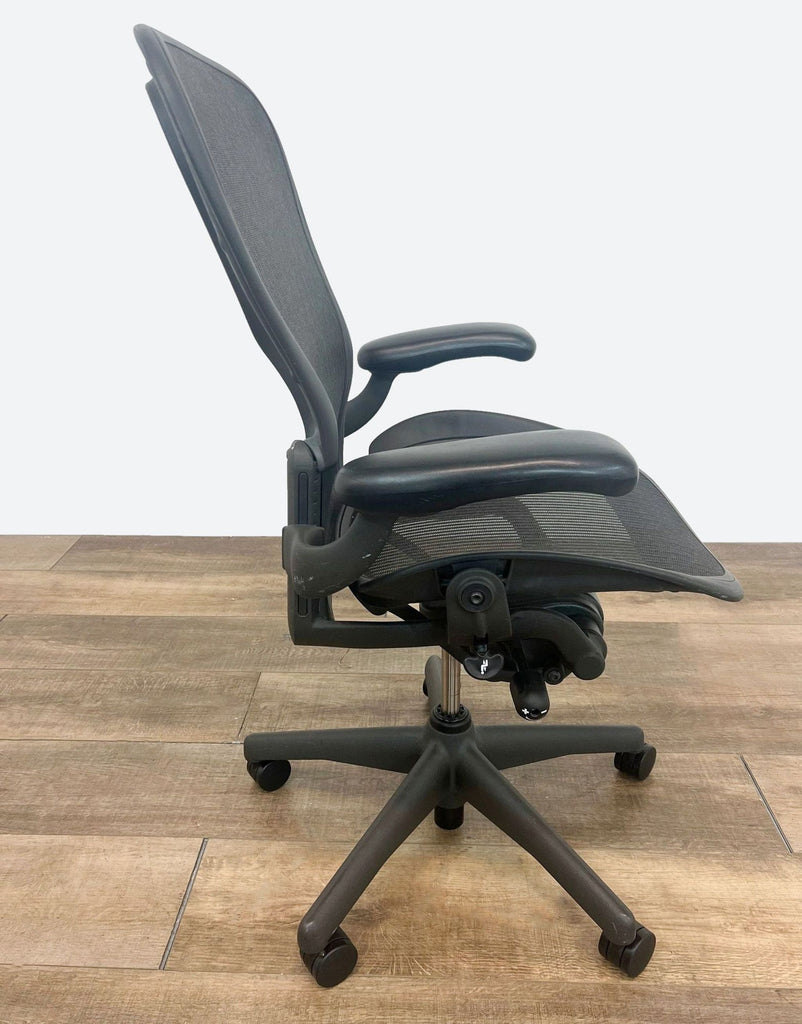 the [ unused0 ] chair is a modern, comfortable chair that can be used as a desk