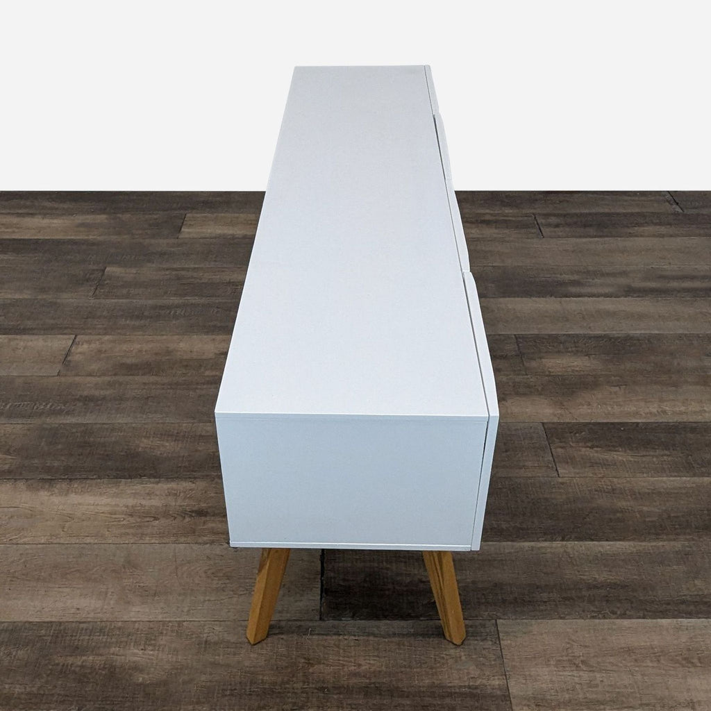 the white storage bench with a wooden base