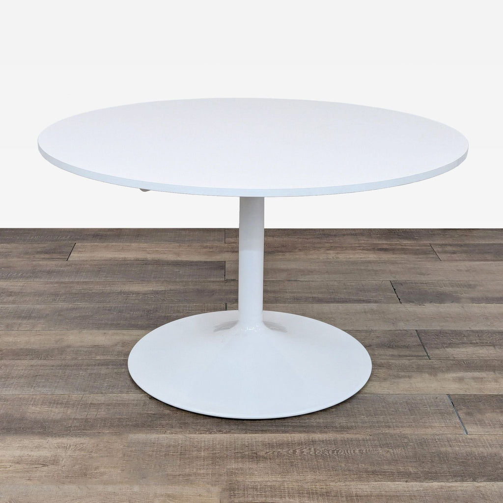 the [ unused0 ] round white table