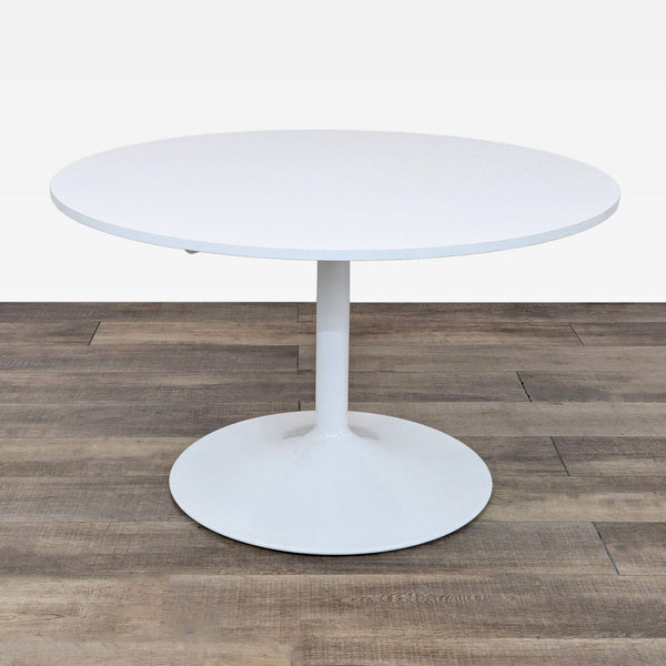 the [ unused0 ] round white table