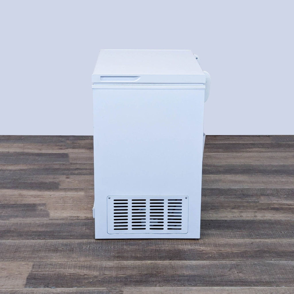 the freezer is a compact, compact, portable, and has a small freezer.