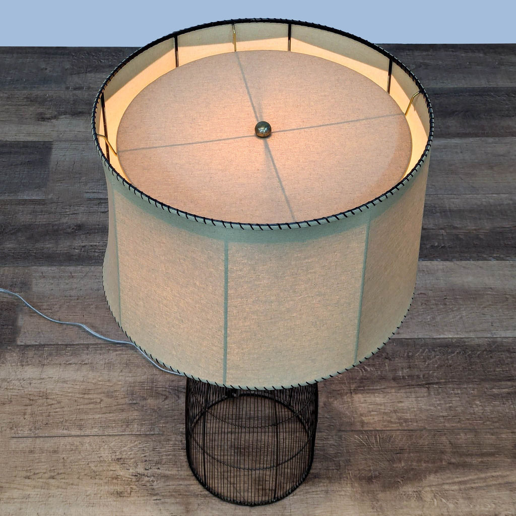 the lamp is made of a wire mesh and a wire mesh base.