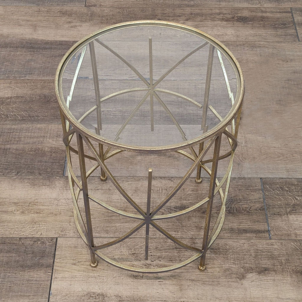 the round glass top table is a modern, elegant, and elegant addition to any room.