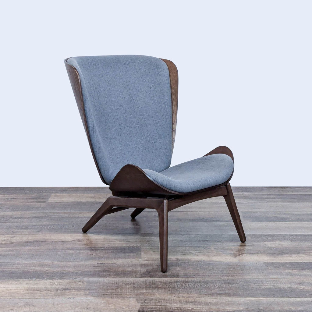 Modern Reader Lounge Chair by Umage