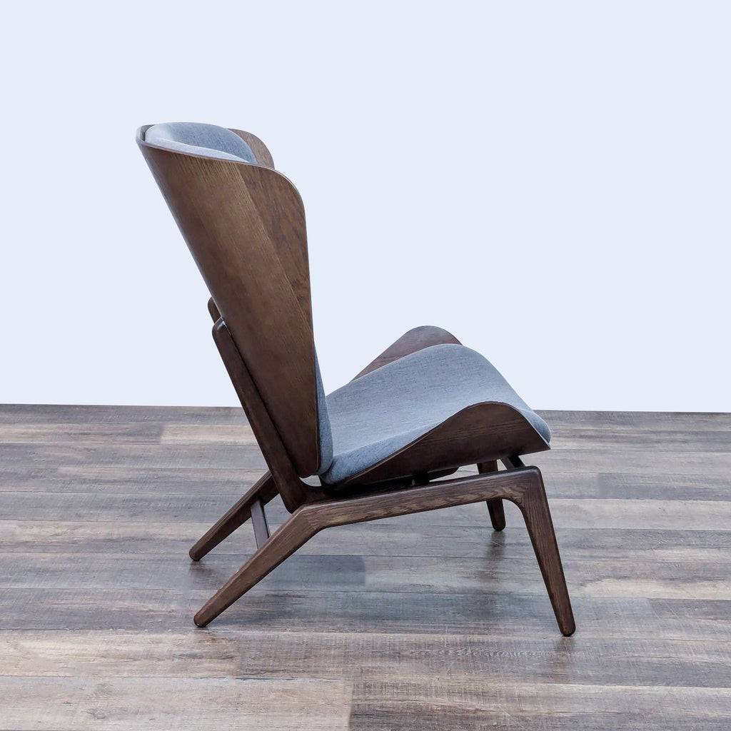 Modern Reader Lounge Chair by Umage