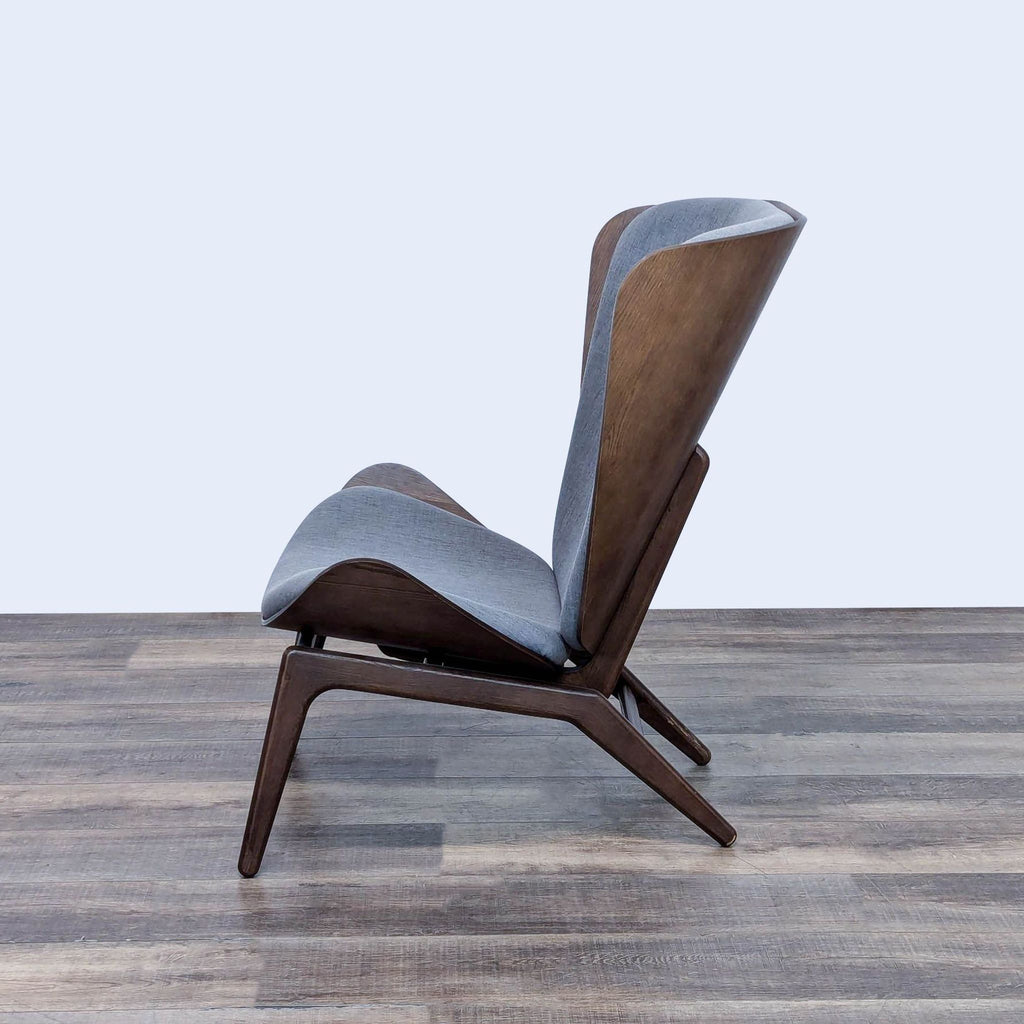 Modern Reader Lounge Chair by Umage