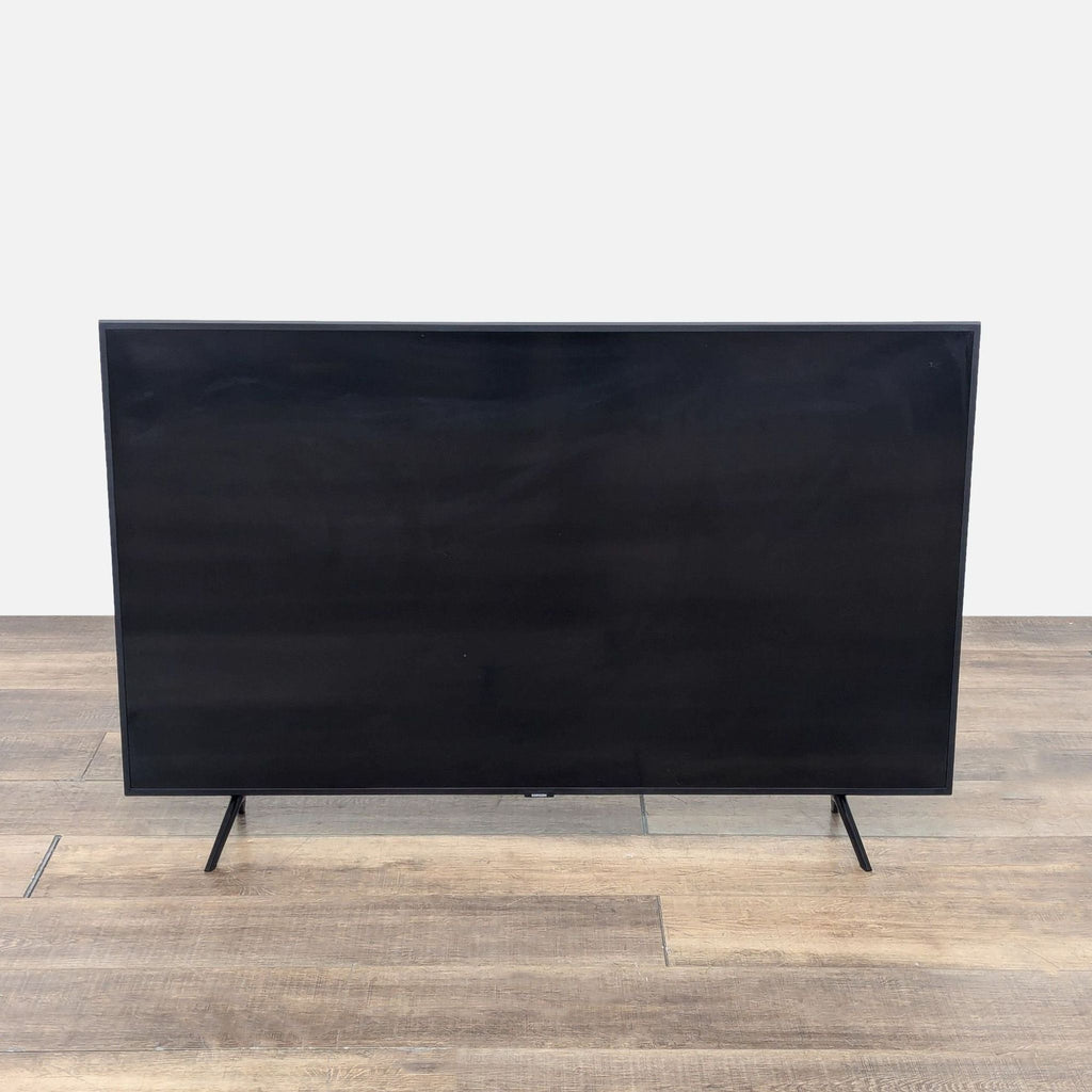 a black and white photo of a white table 