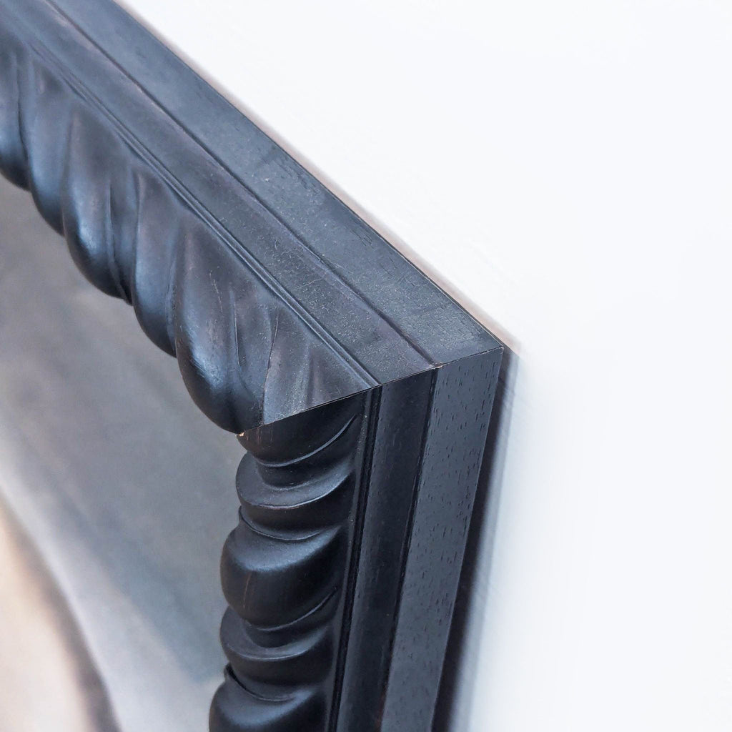 a black and white photo of a black and white vase 