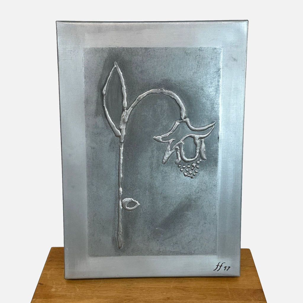 a black and white photo of a black and white vase 