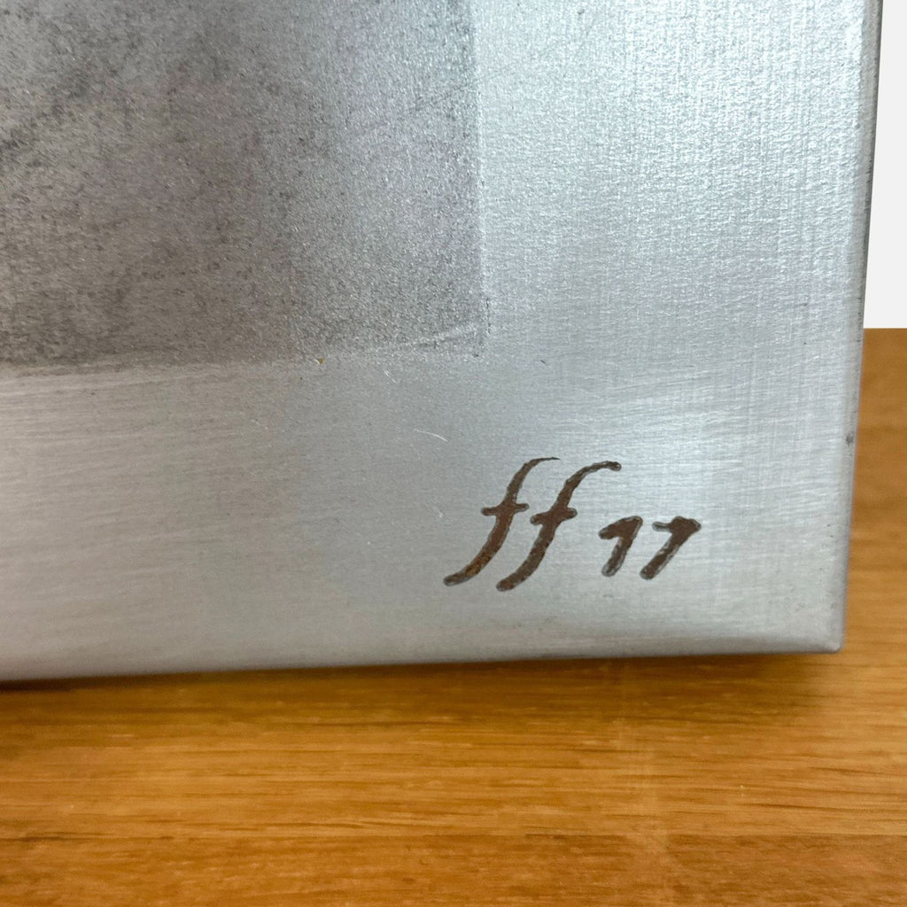 a black and white photo of a knife 