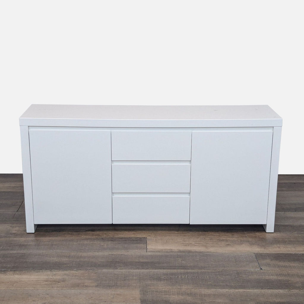 Reperch sideboard in white with two doors and three center drawers. 