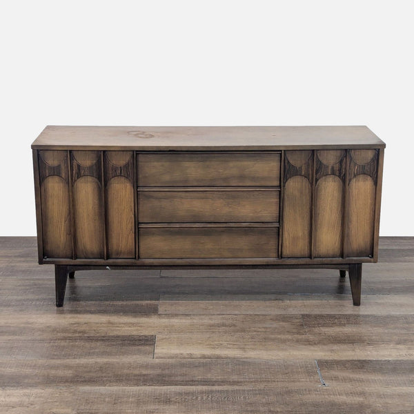 Reperch sideboard with three central drawers, flanked by decorative vertical panels.