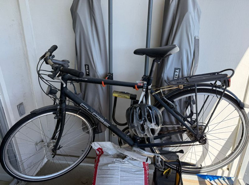 Specialized Globe City 6.1 hybrid bike in good condition, ideal for urban commuting; minor servicing needed.  